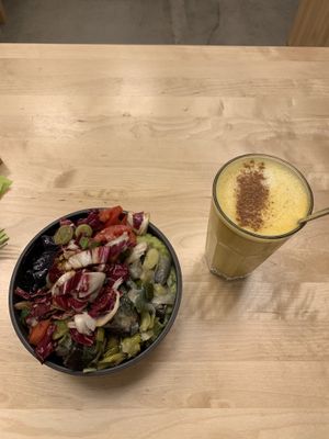 Kleiner Salat und Kurkuma Latte at Sprout in Dresden