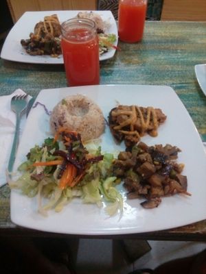 Plato principal y bebida at Marietta in Medellin