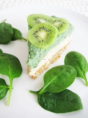 raw vegan kiwi ginger cheesecake with spinach and spiralling at Smoothie & Sweetie in Limassol