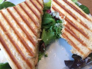 Toast Hawaii mit Cashewcreme, Räuchertofu und Ananas + veganger Käse at Koffie Engel in Berlin