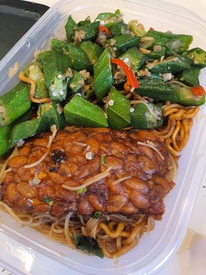 Tempeh mee hoon noodle with lady fingers ~ at Mi Le Vegetarian 弥乐素食 in Central Singapore