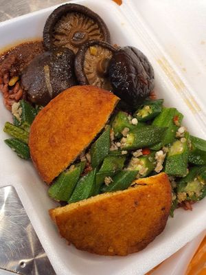 $3.50 economy brown rice at Mi Le Vegetarian 弥乐素食 in Central Singapore