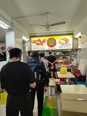 Early morning long queue at Mi Le Vegetarian 弥乐素食 in Central Singapore