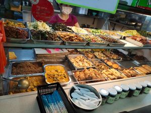 Lots of variety at Mi Le Vegetarian 弥乐素食 in Central Singapore
