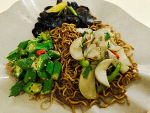 Mixed bee hoon and mee with dishes at Mi Le Vegetarian 弥乐素食 in Central Singapore