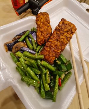 Yummy tempeh with greens ~ 20/6/22 at Mi Le Vegetarian 弥乐素食 in Central Singapore
