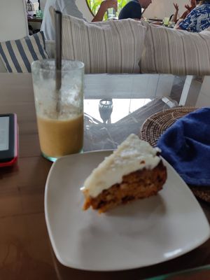 Carrot cake and smoothie at Sage in Ubud
