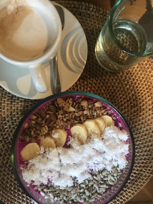 Smoothie bowl with chai latte at Sage in Ubud