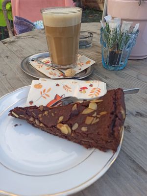 Schokokuchen und Chai Latte, beides vegan at Cafe Glucklich in Ravensburg