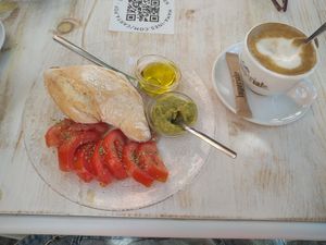Bueno, bonito y barato. Un sitio pequeñito cuqui escondido dentro de una pequeña placita. Desayuno Rico un desayuno con guacamole como el de la foto más zumo de naranja y otro d at Mama Ines in Sevilla