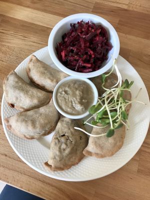 Pierogi z  pieczarkami, soczewicą i sosem pieczeniowym 😋 at Porazka in Poznan