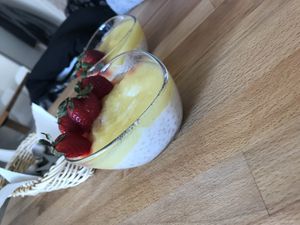 Deser z tapioką, musem ananasowym i truskawkami 👍🏻 at Porazka in Poznan