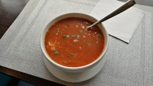 Zupa pomidorowa. 7zl i ciepła. To jedyne jej zalety. Bardzo kleista w konsystencji, prawdopodobnie od sporej zawartości ryżu w garnku. W smaku prawie nie czuć pomidorów. Niest at Bar Górski in Zakopane