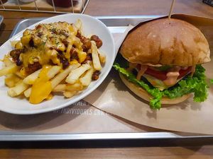 Cheeseburger and chilli cheese fries at Ain Soph.Ripple Kabukicho in Tokyo
