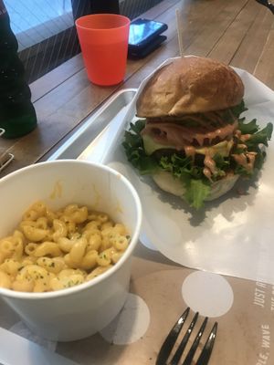 Ripple cheese burger and mac and cheese  at Ain Soph.Ripple Kabukicho in Tokyo