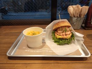 Ripple Cheeseburger and Mac and Cheese at Ain Soph.Ripple Kabukicho in Tokyo