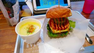 Mac n cheese and cheese avocado burger at Ain Soph.Ripple Kabukicho in Tokyo