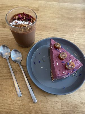 Choc pud and raw cheesecake vegan at Paper Plane in Nice
