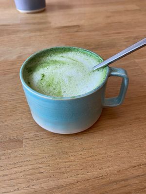 Matchalatte mit Mandelmilch at Paper Plane in Nice