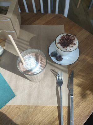 Choco smoothie and cappuccino at Paper Plane in Nice