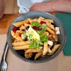 Bowl : salade de pâtes, fêta végétale et légumes grillés. Frais et équilibré 🥗 at Paper Plane in Nice