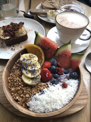 Açaí Bowl & Banana Toast at Paper Plane in Nice