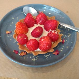 Stawberries vanilla tart at Paper Plane in Nice