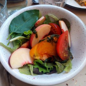 Peach and tomate salad at Paper Plane in Nice