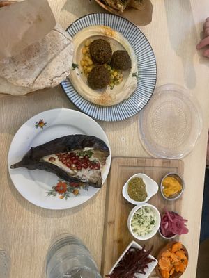 Hummus falafel,  🍆 , en diverse groenten   at D&A Hummus Bistro - Westerstraat in Amsterdam