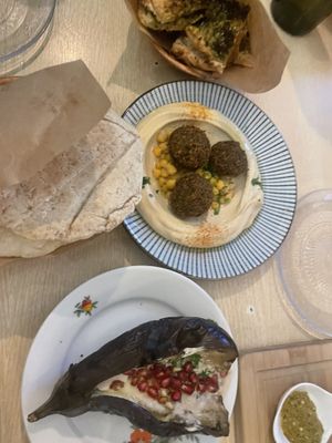 Pita chips, pita en Hummus falafel 🥙   at D&A Hummus Bistro - Westerstraat in Amsterdam