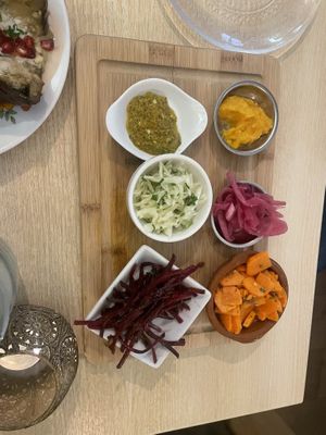 Diverse groenten en dips   at D&A Hummus Bistro - Westerstraat in Amsterdam
