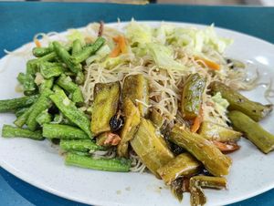 Economic bee hoon with long beans, cabbage and bitter gourd at Ginga Vegetarian 银河素食香 - Taman Jurong in West Singapore