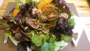 Salade figues fraîches et noix at Le Petit Pressoir in Liege