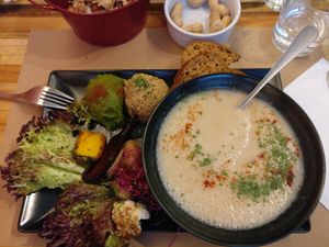 Bloemkool soep met groenten salade erbij at Le Petit Pressoir in Liege