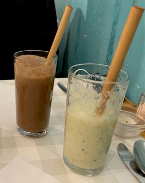 Chocolate & peanut smoothie / exotic smoothie (kiwi banana) at Le Petit Pressoir in Liege