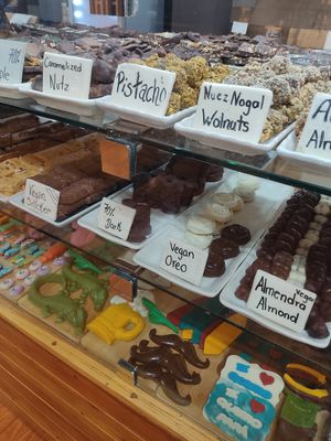 Vegan chocolate options marked (only the dark varieties of the labelled options) at Chocolate Fusion Cafe in La Fortuna