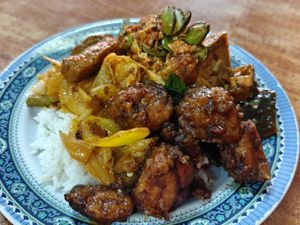 Economic rice with curry vegetables, tempeh, kombu at Xin Yi Vegetarian Food 欣意斋素食 in West Singapore