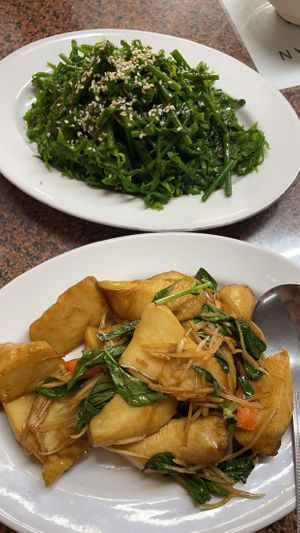 Fern greens and oyster mushrooms  at Shan Hu in Sun Moon Lake