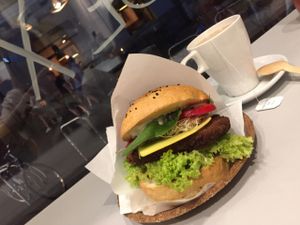 seitan burger and tea at Krowarzywa in Krakow