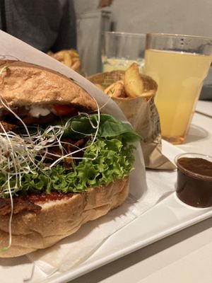 Seitanburger Menü  at Krowarzywa in Krakow