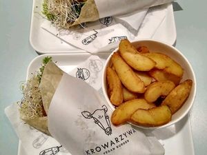 Wraps con ración de patatas at Krowarzywa in Krakow