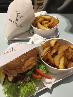 Hamburguesa con patatas at Krowarzywa in Krakow
