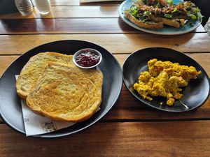 Tofu Scrambled eggs mit Toast vegan at Cafe Mono Congo in Dominical