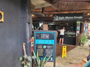 Eingang und Bestelltresen. at Cafe Mono Congo in Dominical