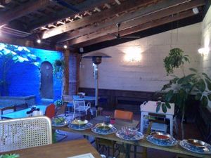 Roofed ground-level seats at Taller Veganico in Monterrey