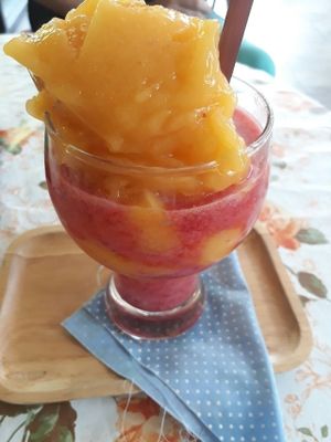 Mango and berry smoothie at Fruit Plus in Chiang Mai