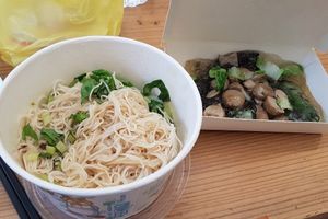 Sesame noodles (left) and vegan "oyster omelette" (right) at Xiū Yuán SùShí 修圓素食 Sho Yuan Su Shih in Taipei
