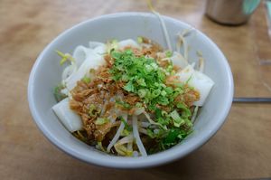 Thick rice noodles with vegetarian mock meat sauce at Xiū Yuán SùShí 修圓素食 Sho Yuan Su Shih in Taipei