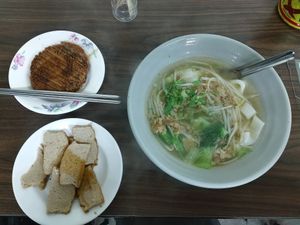 My meal - flat noddle spare rib & imitation duck (or goose??) at Xiū Yuán SùShí 修圓素食 Sho Yuan Su Shih in Taipei