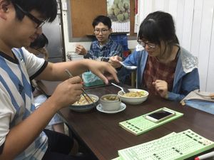 Locals enjoying their food and helping me selecting mine at Xiū Yuán SùShí 修圓素食 Sho Yuan Su Shih in Taipei